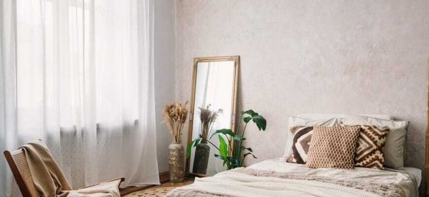 Cozy,Bedroom,With,Plaid,And,Decorative,Cushions,On,Large,Bed,